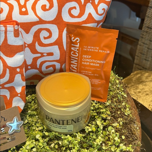 Buckhead Betties Orange/White Cosmetic Bag Set with Hair Care & Accessories NWT - Picture 3 of 9